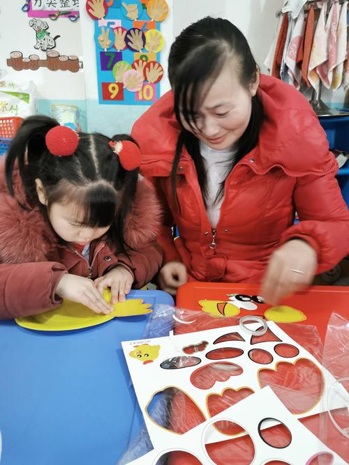 Qianyi staff and family members joining paper‑plate hand‑craft activity
