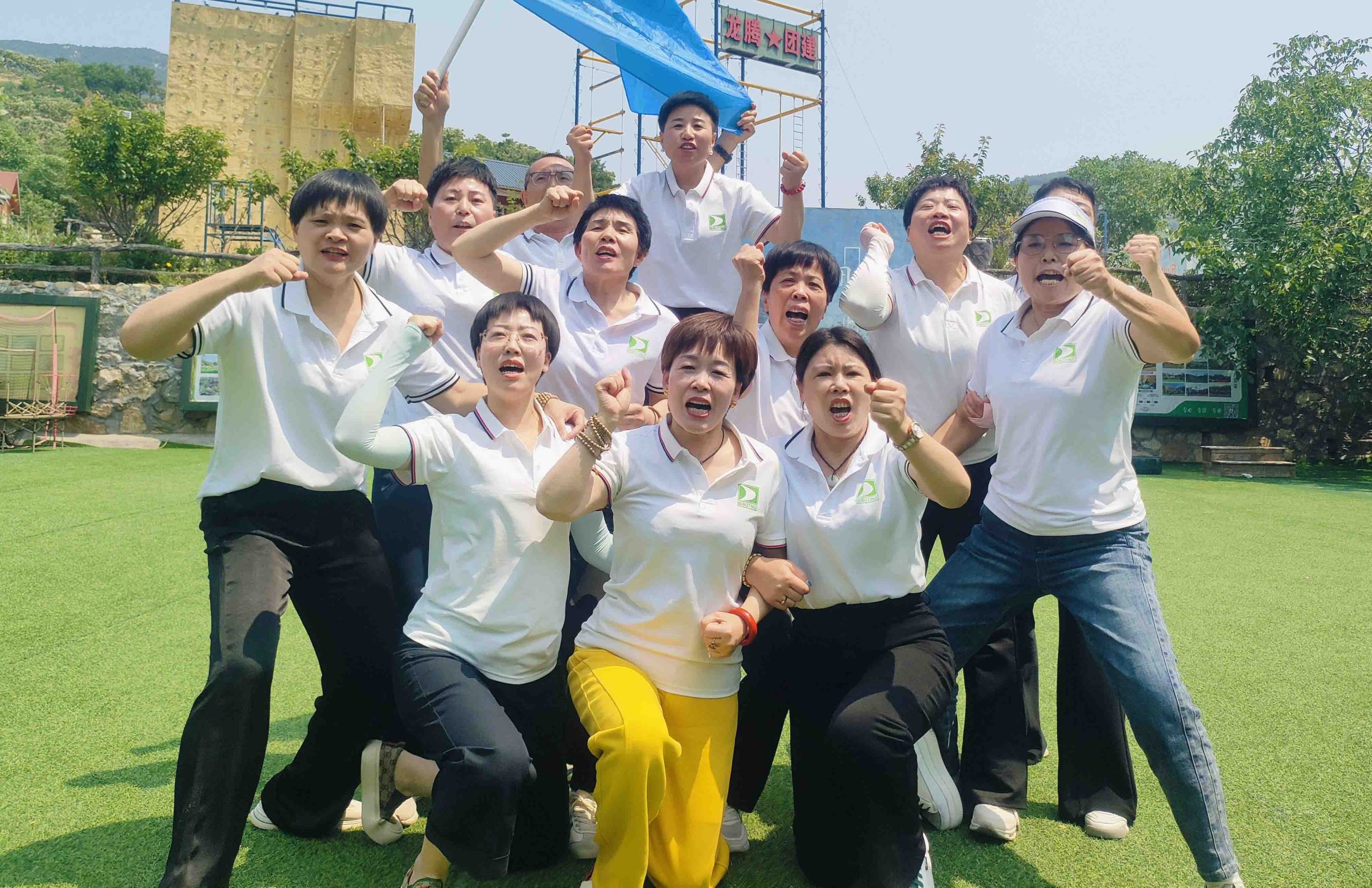 Qianyi team at Sanya coastal scenic spot