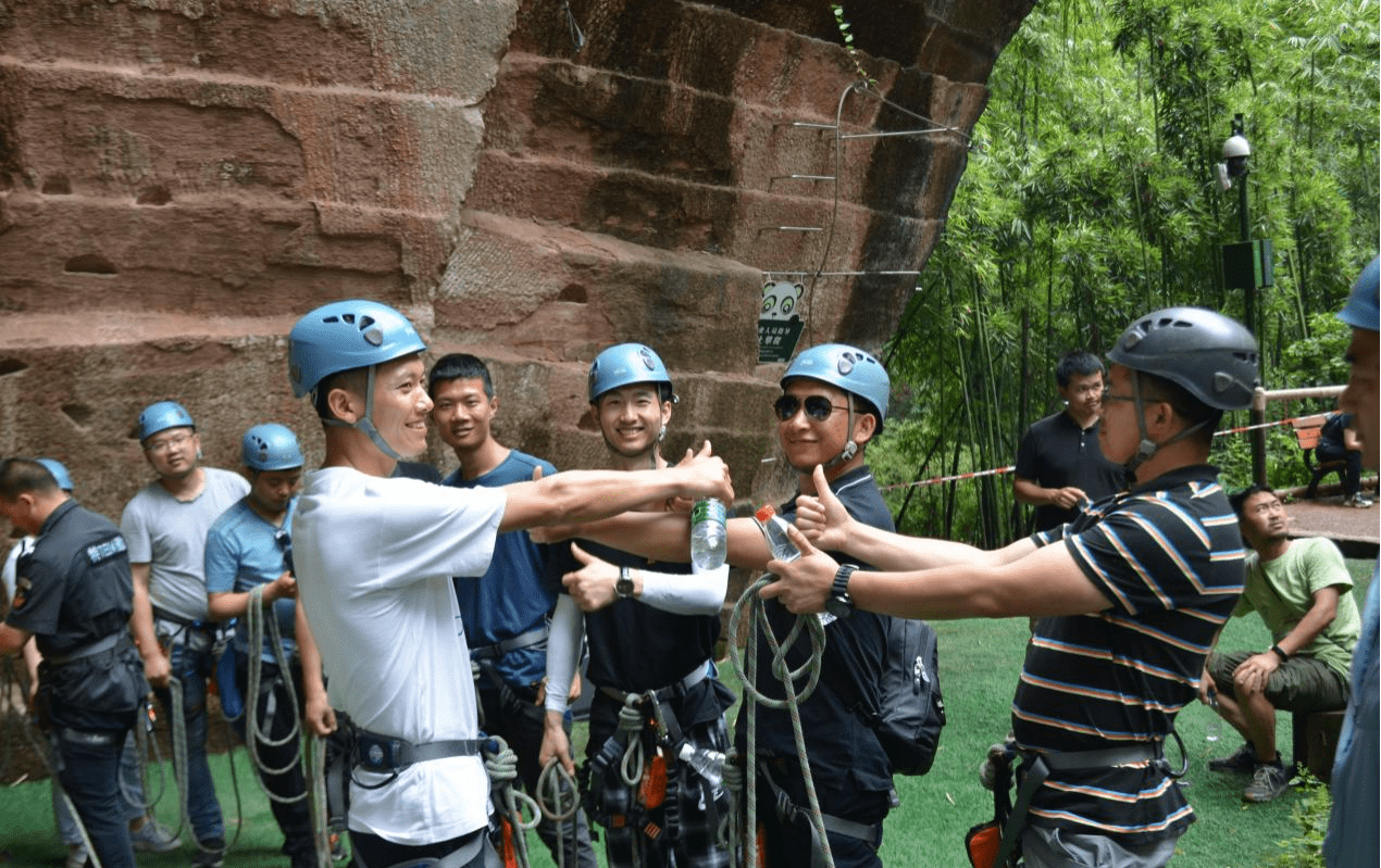 Qianyi team visiting Chengdu landmark